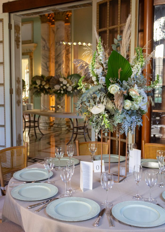 Sophisticated table arrangement with floral centerpiece in luxurious São Paulo setting.