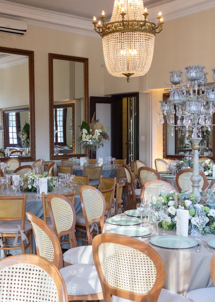 about-me Chic wedding reception venue with chandeliers and elegant decor in São Paulo.